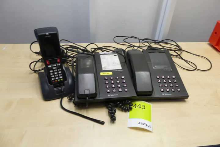 2x Telekom IconBand S Tischtelefone mit Kabeln + Denso Barcode-Scanner/Handterminal mit Ladestation
